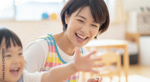 Wallpaper Mural 保育園で子どもと遊ぶ保育士 Torontodigital.ca