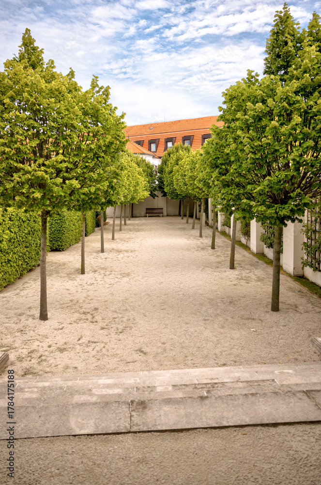 Φωτογραφία Bratislava, Slovakia – July 24, 2025: The Baroque gardens of Bratislava Castle f