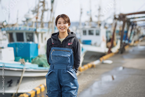 港で働く女性・漁業に従事する人