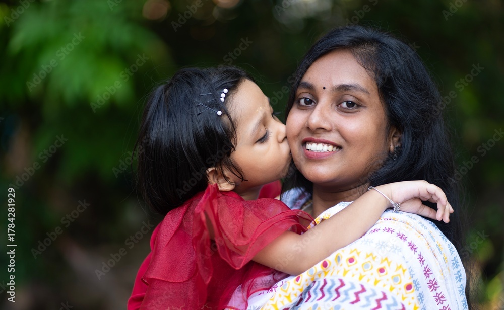 Naklejka premium Emotional family connection captured in natural outdoor light