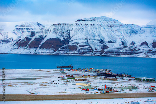 Foto Longyerbeyen, Svalbard, Snowy mountain range with a small town in the valley below
