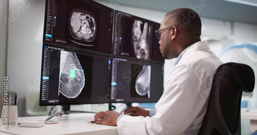Фотография Doctor Monitors African American Man's Breast Tumor Diagnosis Before