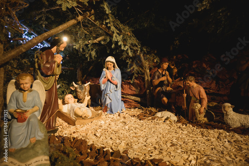 Santons de la nativité dans la crèche de Noël, faite en matière naturelle