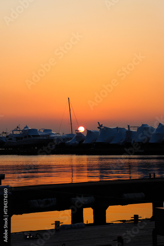 Foto Vladivostok in the evening. Embankment at sunset.