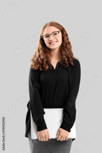 Young businesswoman with la...