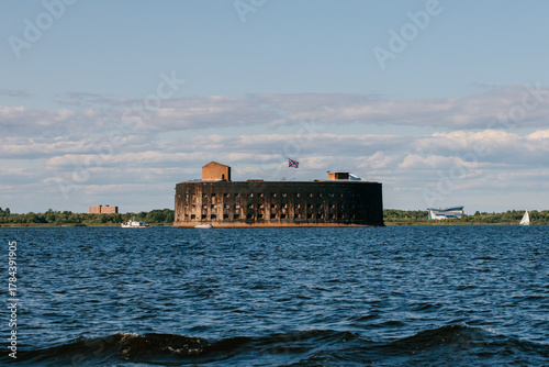 Obraz na plátně Historic round Fort Alexander I (Plague Fort) structure rising from the choppy w