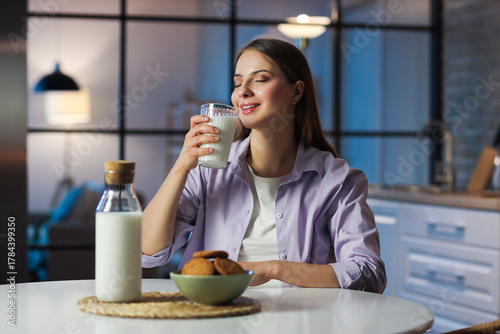 Young woman drinking milk i...