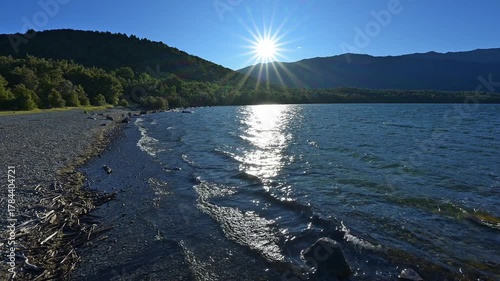 Sonne, blendende, Strahlen, friedlich, See, Fels, Ufer, Sommer, Lake Rotoiti, Saint Arnaud, Tasman Region, Südinsel, Neuseeland, Ozeanien 