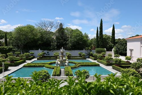 Canvas-taulu Formal garden with pools and fountain