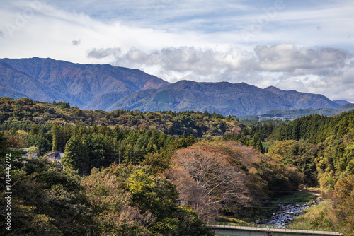 栃木県の那須大橋から見た紅葉の風景