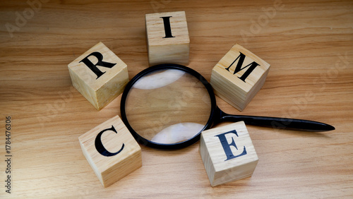 Foto Crime investigation concept with magnifying glass and wooden blocks