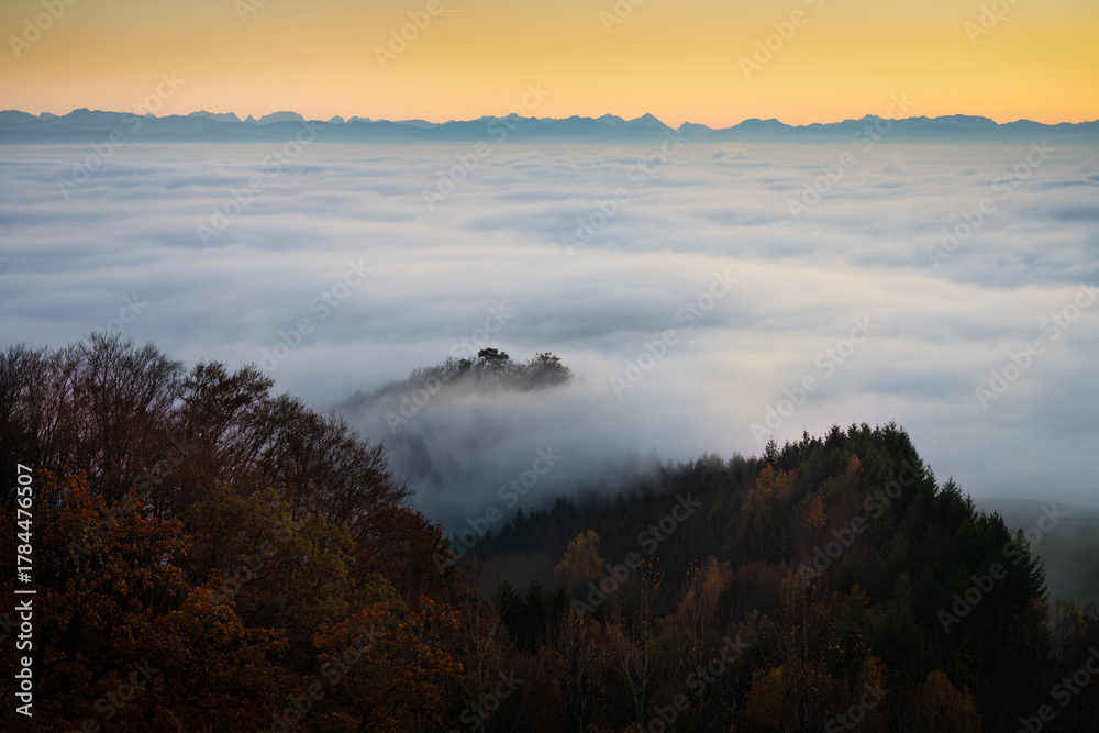 Naklejka premium Alpensilhouette am Horizont eines Neberlmeeres