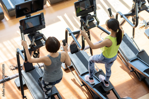 ジムでトレーニングする人々　撮影協力：スポーツクラブ&サウナスパ ルネサンス 幕張24