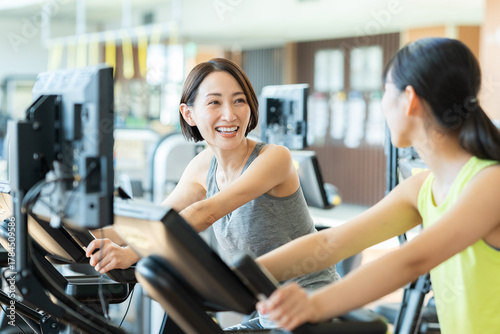 ジムでトレーニングするミドルの女性　撮影協力：スポーツクラブ&サウナスパ ルネサンス 幕張24