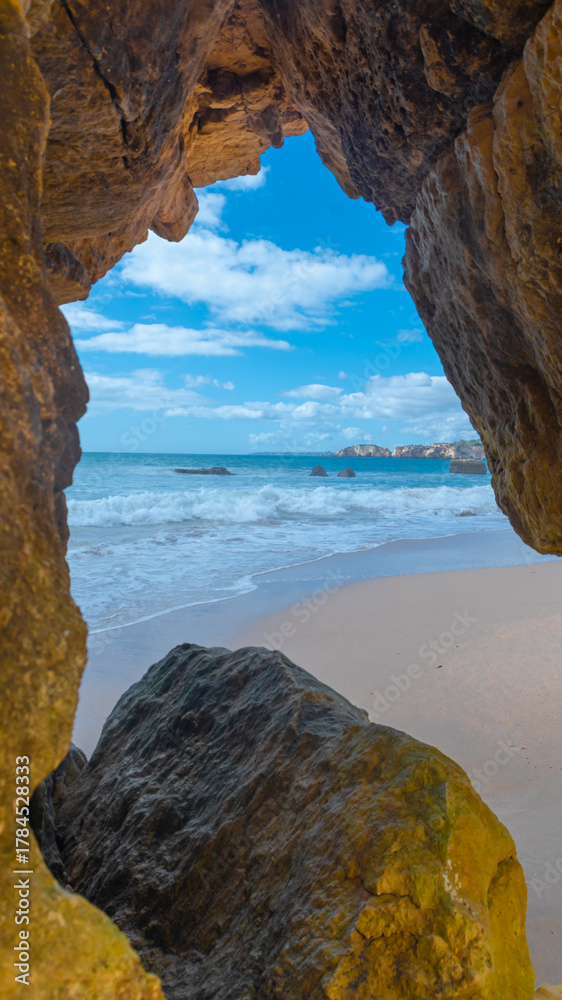 Fototapeta premium Praia dos Três Castelos, plage public de la ville de Portimao, ville balnéaire du sud du Portugal en Algarve. 