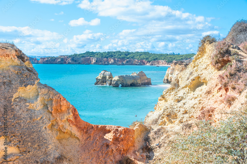 Fototapeta premium Praia dos Três Castelos, plage public de la ville de Portimao, ville balnéaire du sud du Portugal en Algarve. 