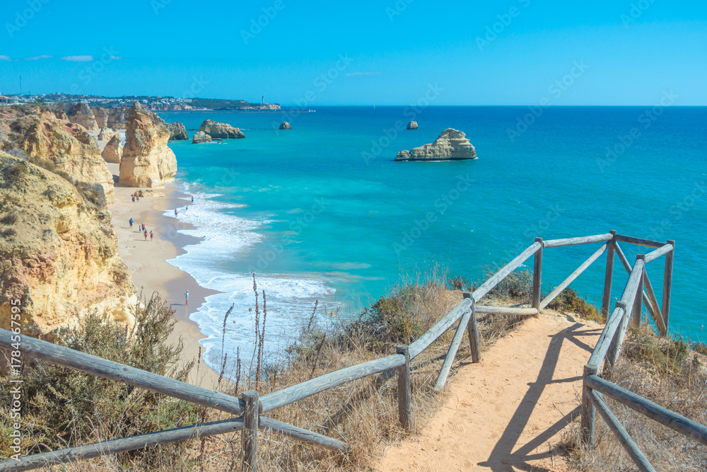 Naklejka premium Mirador de la Praia dos Três Castelos, plage public de la ville de Portimao, ville balnéaire du sud du Portugal en Algarve.