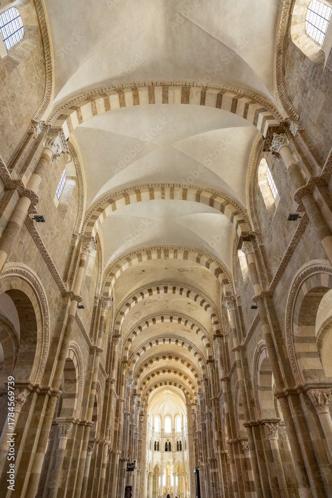 Obraz premium Vezelay Abbey basilica nave interior looking towards altar