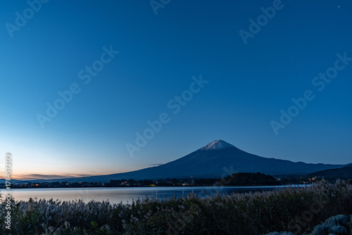 [山梨県]夜明けの富士山の風景