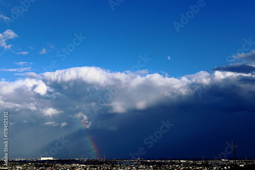 岐阜県池田町の雨上がりの虹と雲の影の街並み