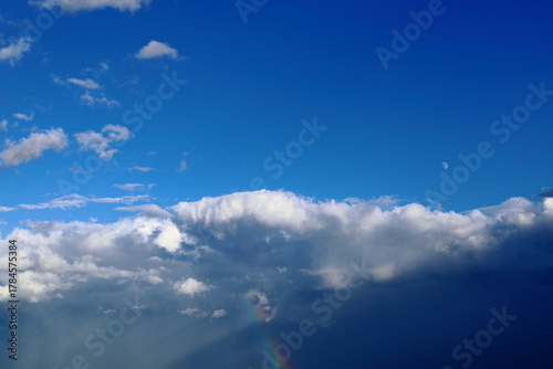 岐阜県池田町の雨上がりの虹と雲と青空