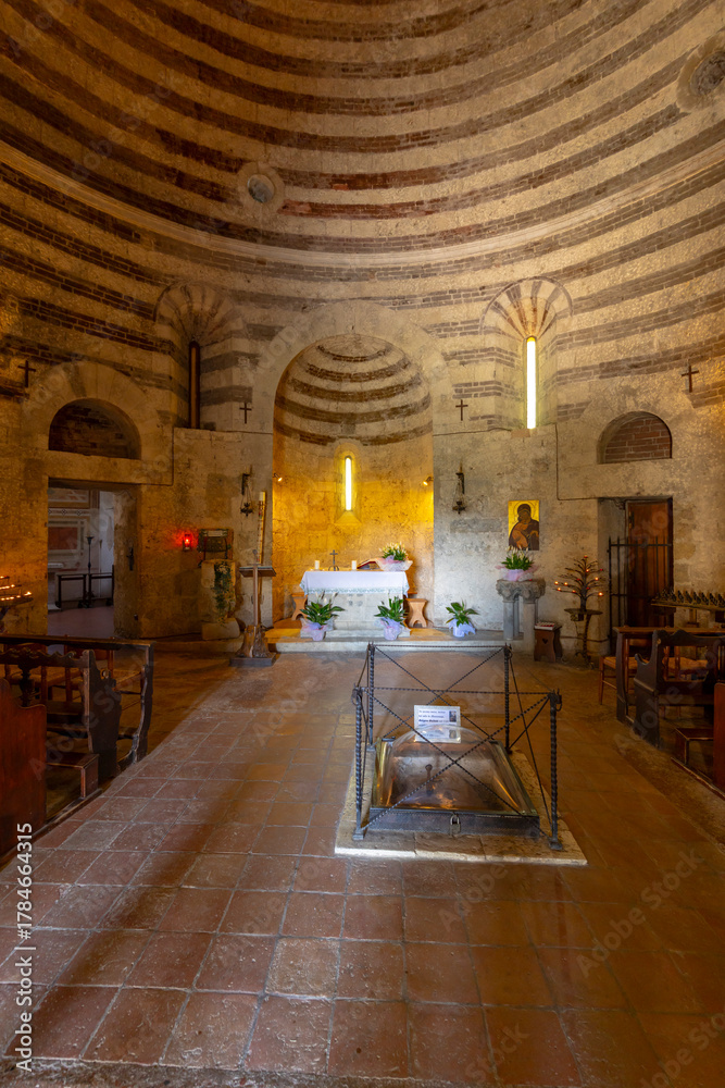 Obraz premium San Galgano hermitage interior showing altar and tomb
