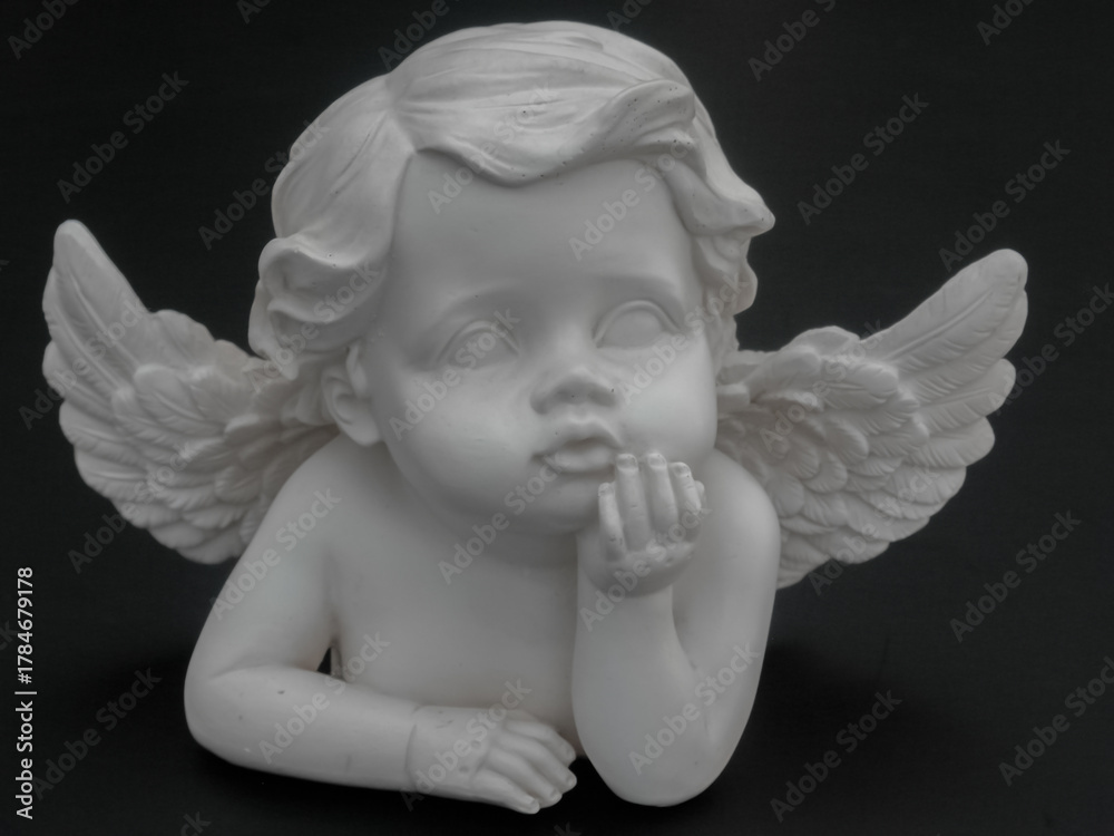 Fototapeta premium Angelot sur fond noir 