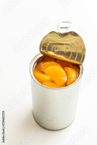 みかんの缶詰　白背景