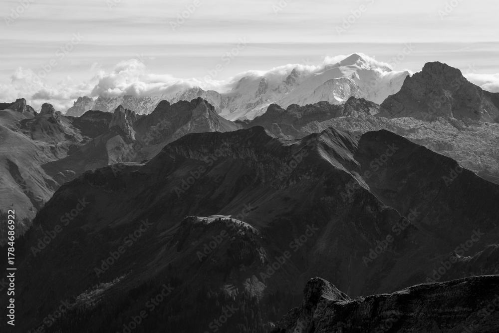 Obraz premium Panorama sur le massif du Mont-Blanc depuis le lac de Peyre dans la chaîne du Bargis du massif des Bornes en Haute Savoie en France