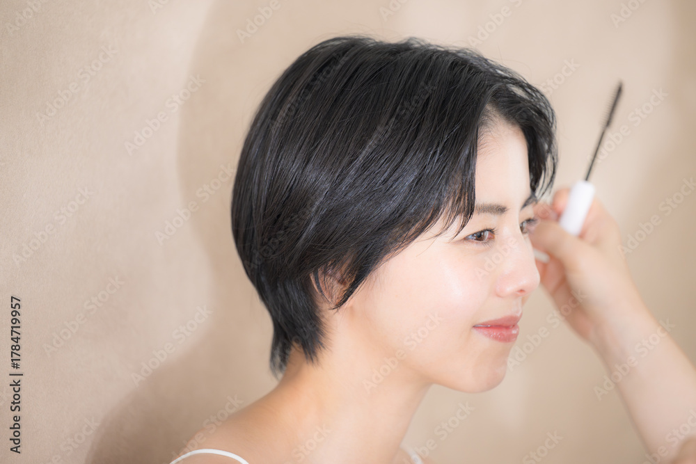 Fototapeta premium 美容の撮影の若い女性とヘアメイクのクローズアップ
