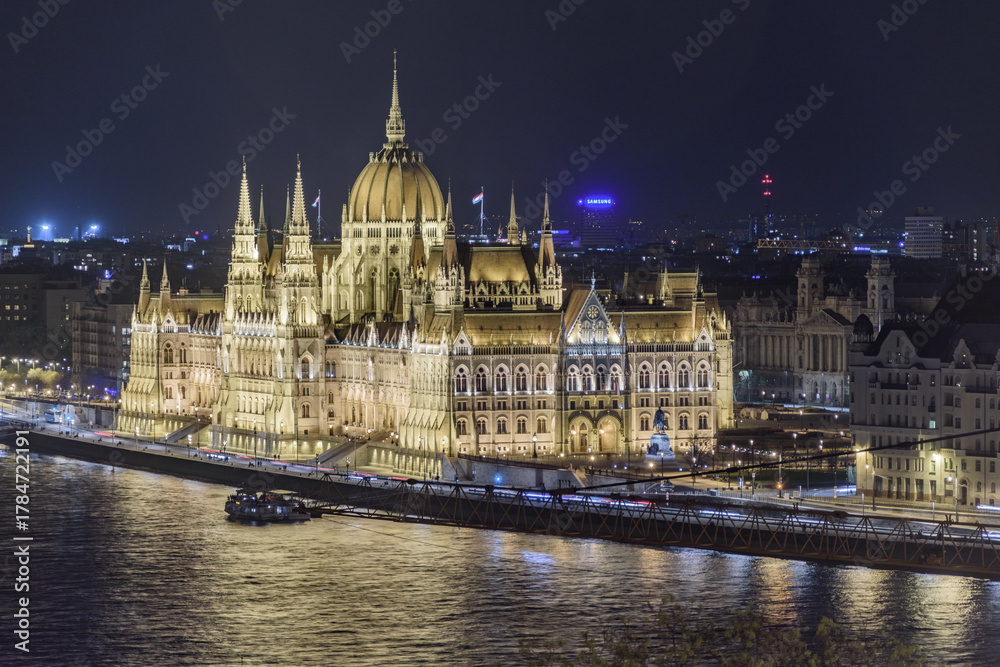 Obraz premium Hungarian Parliament Building at Night with Danube River Reflections