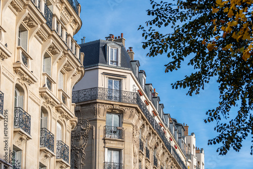 Façades d'immeubles résidentiels parisiens classiques le long d'une avenue bordée d'arbres. Concept de marché immobilier d'habitation pour les logements anciens en France et à Paris