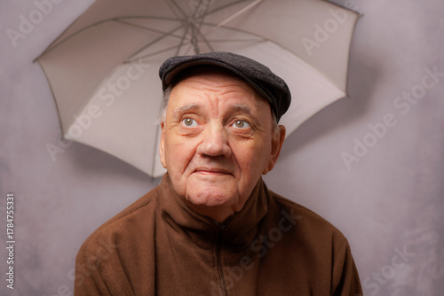 Fotografie portrait homme âgé sous le parapluie du studio