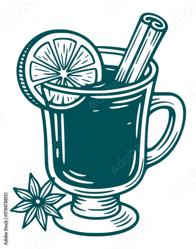 Glühwein im Glas mit Zimt und Orange