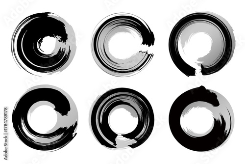 黒い筆で書いた丸。ベクター素材のセット。