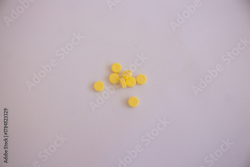 Obraz na płótnie yellow vitamin tablet isolated in white background