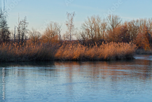 Schöne Wasserlandschaft im Herbst