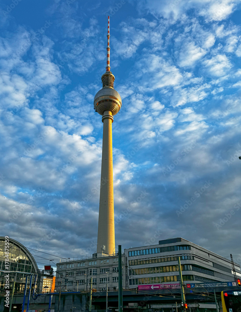 Naklejka premium Fernsehturm in Berlin am Abend
