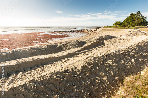Fotografía Travaux de protection et de renforcement de la dune pour lutter contre l'érosion côtière par apport de sable, le 06 novembre 2025 à la Guérinière, plage de la Court, île de Noirmoutier