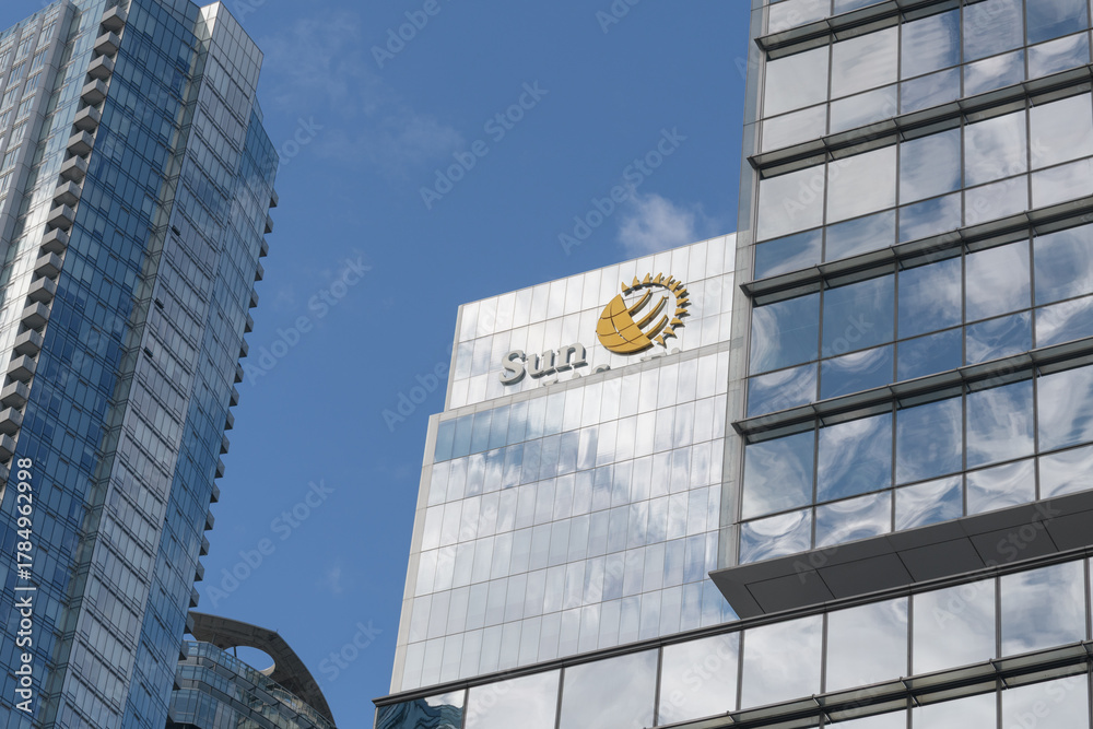 Obraz premium One York Street with corporate logo of Sun Life Financial located at 1 York St between Harbour St and Lake Shore Blvd W, Toronto
