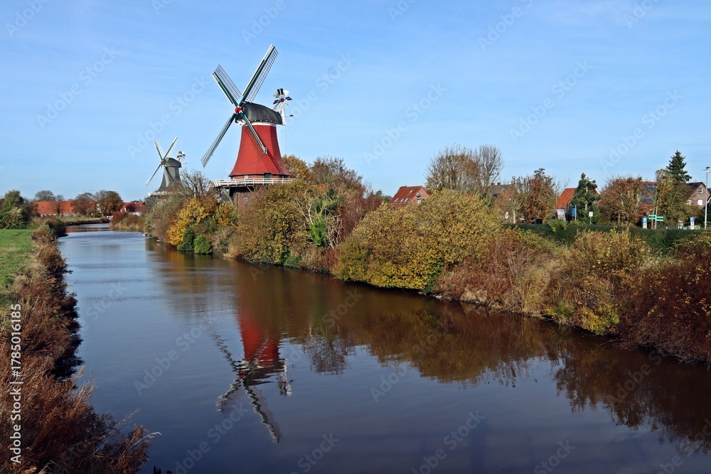 Obraz premium Die Greetsieler Zwillingsmühlenmit Spiegelbild