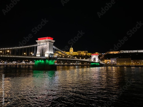 Tableau sur toile Chain Bridge at night Budapest, Hungary
