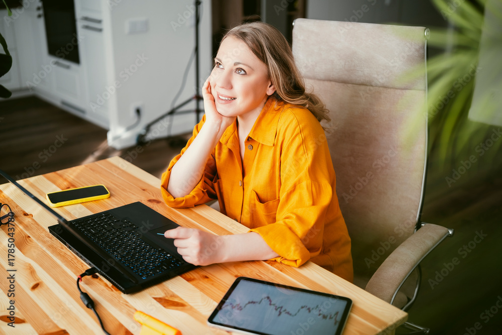 Naklejka premium Freelancer enjoying home office thinks about purchases and managing projects for clients and focusing on career success