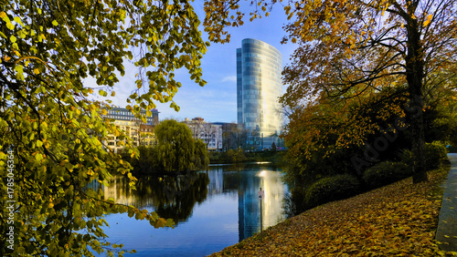 Hochhaus am Schwanenspiegel - Naherholungsgebiet am Graf-Adfolf-Platz in Düsseldorf