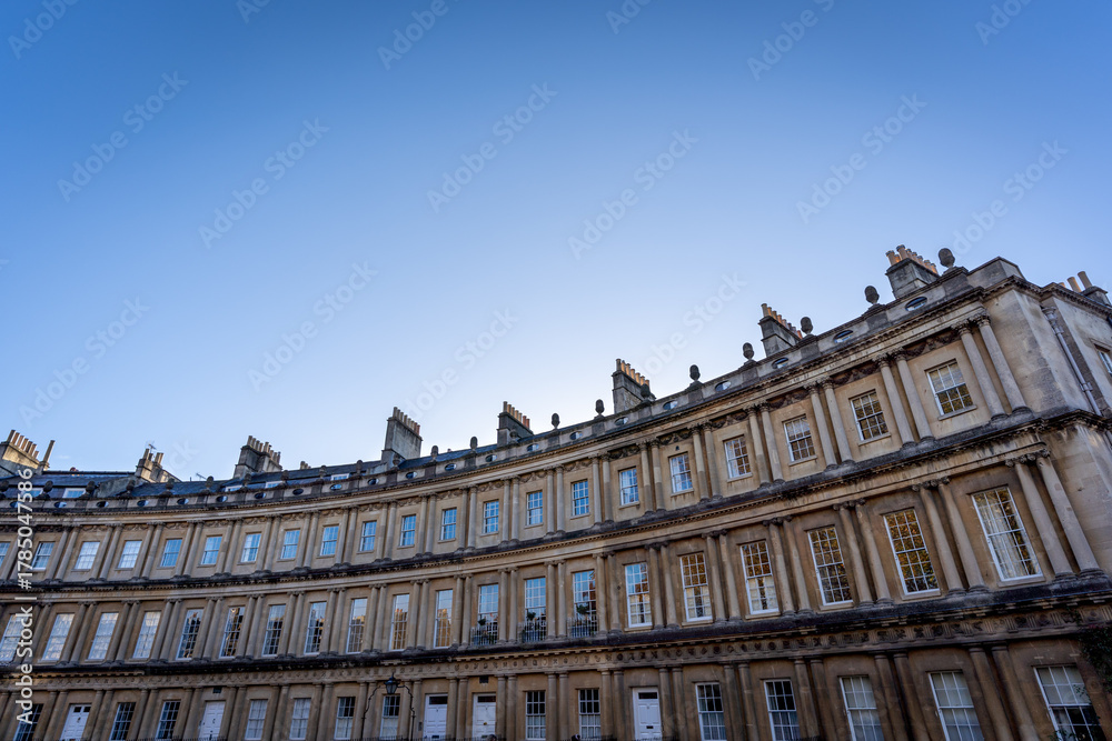 Obraz premium Historic curved building under clear sky