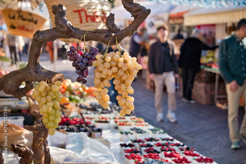 Fruits et légumes frais sur un étal de marché à Nice, sur la côte d'azur