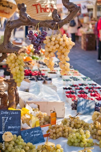 Fruits et légumes frais sur un étal de marché à Nice, sur la côte d'azur