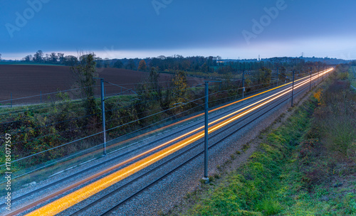 Photo de nuit du TGV roulant à 300 km/h