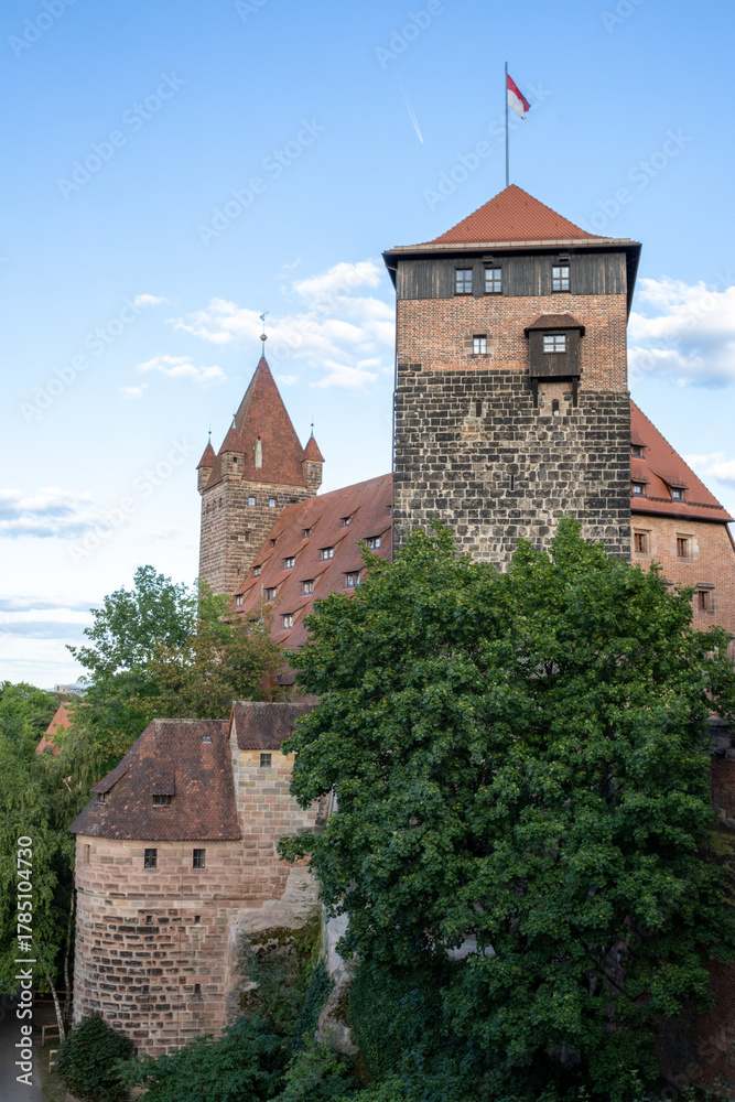 Obraz premium Nuremberg Castle (Kaiserburg Nürnberg) in Bavaria, Germany, showcasing its medieval towers, historic stone walls, and iconic old-town atmosphere under clear daylight.