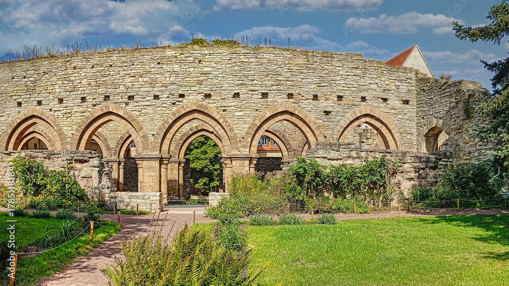 Fototapeta premium Kloster und Kaiserpfalz Memleben - Panoramasicht auf die Klosterkirche_02